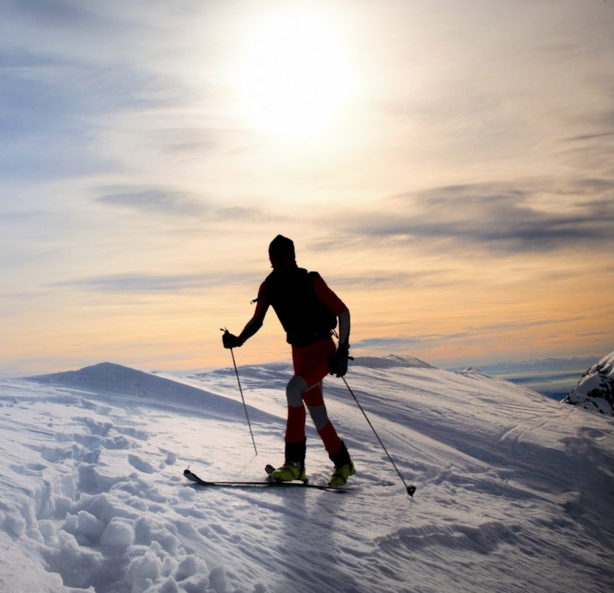 En skimo åkare på fjälltopp